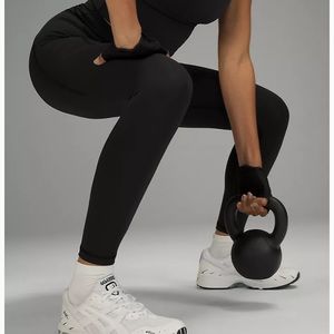 NWT! Lululemon Power Thru High-Rise Tight 25"
Color: Black
Size: 4